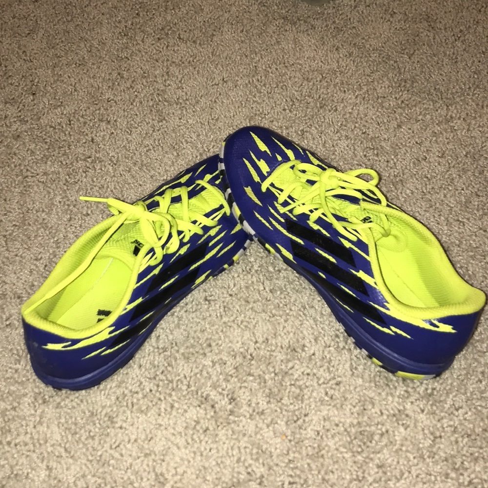 Indoor soccer shoes